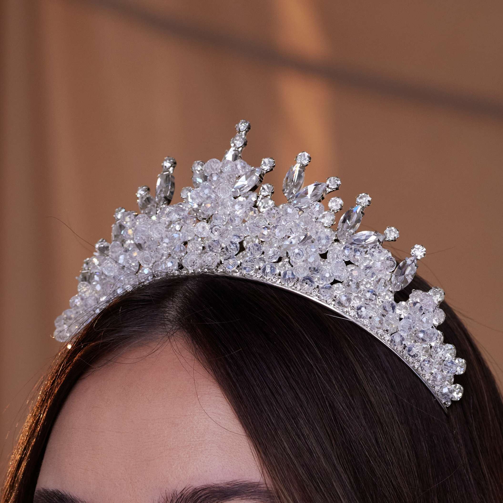 Funkelnde Quinceanera-Tiara aus Kristall