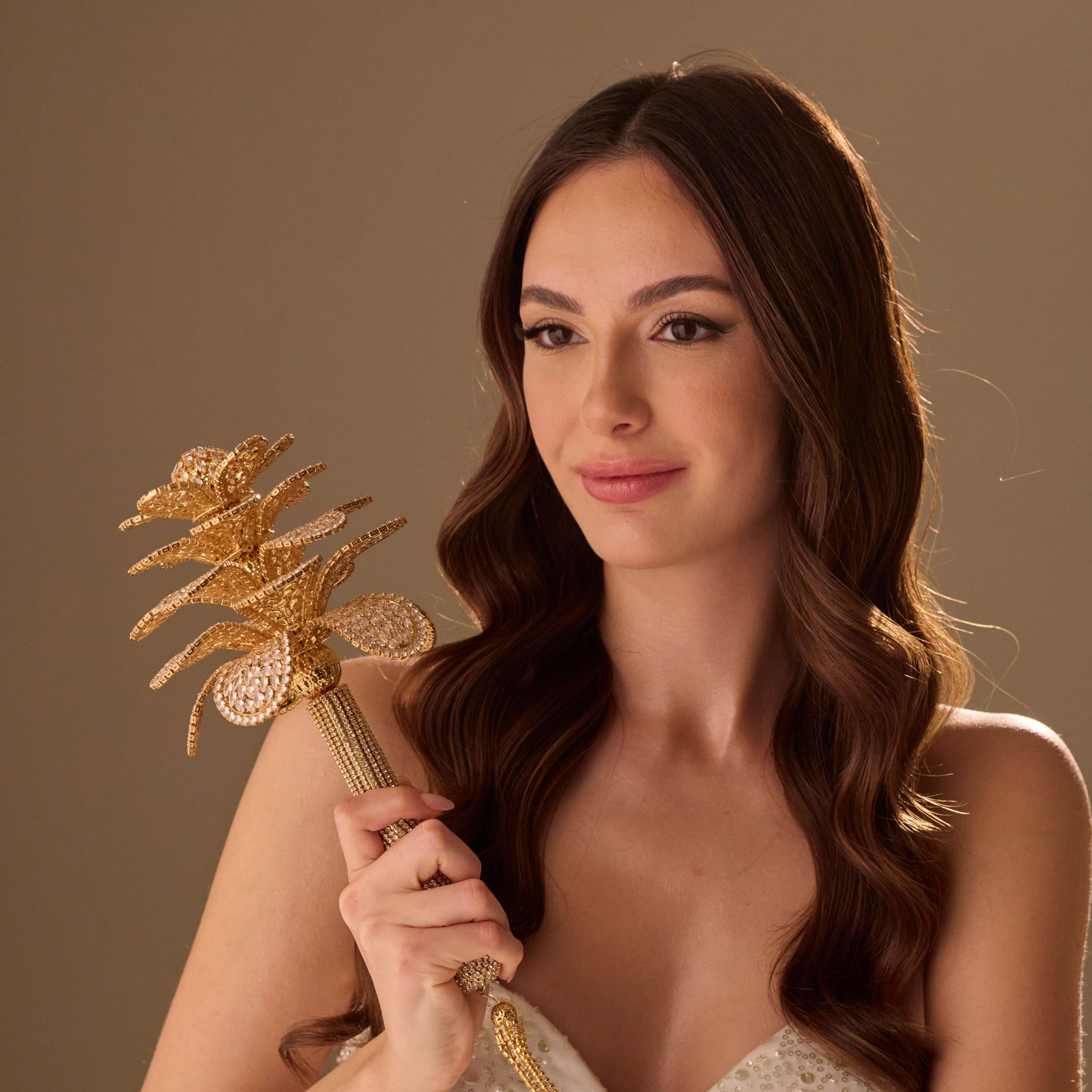 Luxurious Gold Quinceañera & Wedding Bouquet – Handcrafted with Crystal Stones