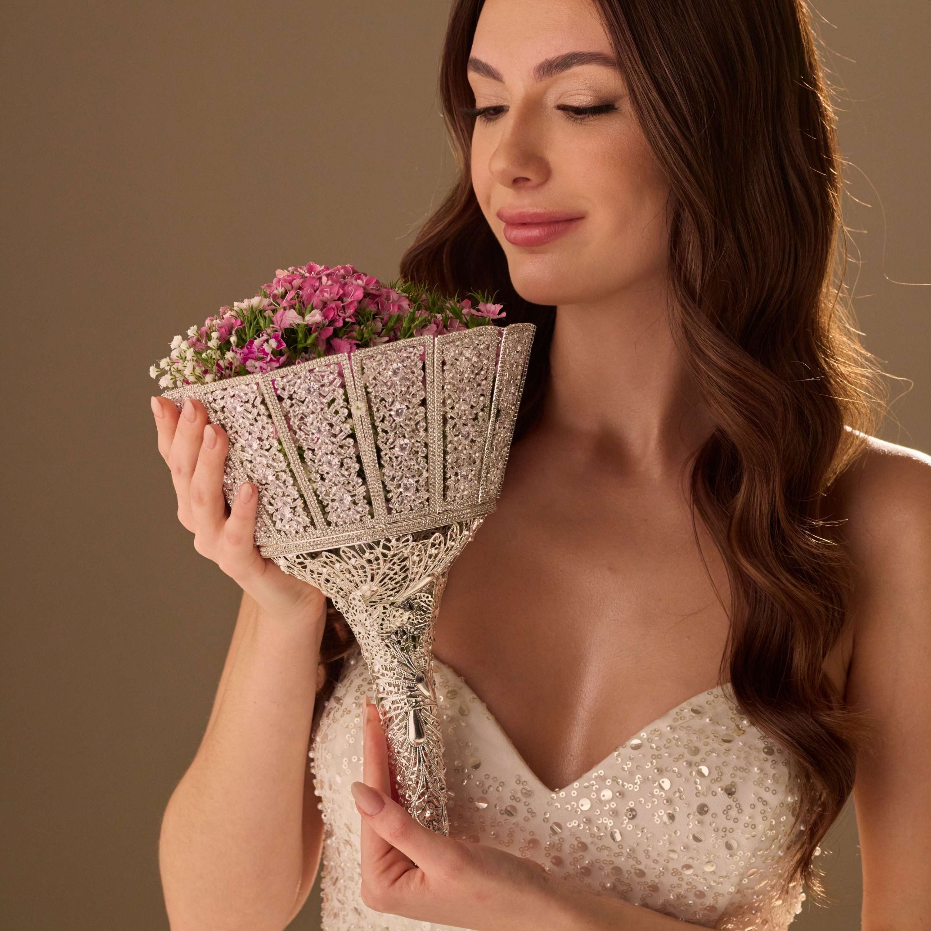 Bridal Bouquets 2025Trends Embracing Color and Elegance with Stunning Holders