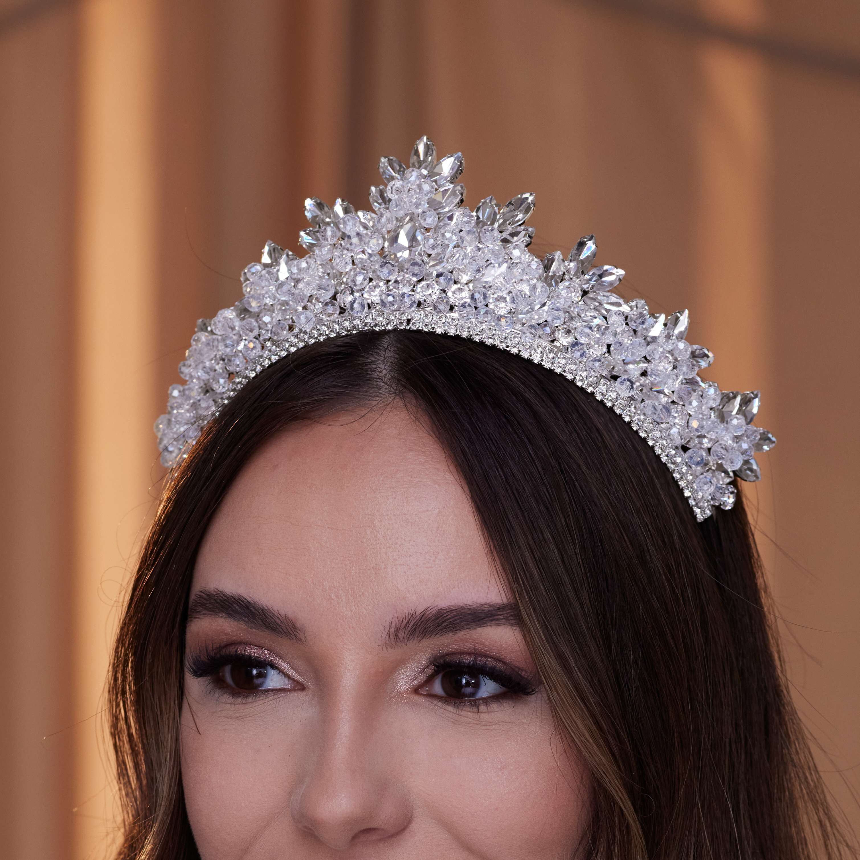 Funkelnde Quinceanera-Tiara aus Kristall