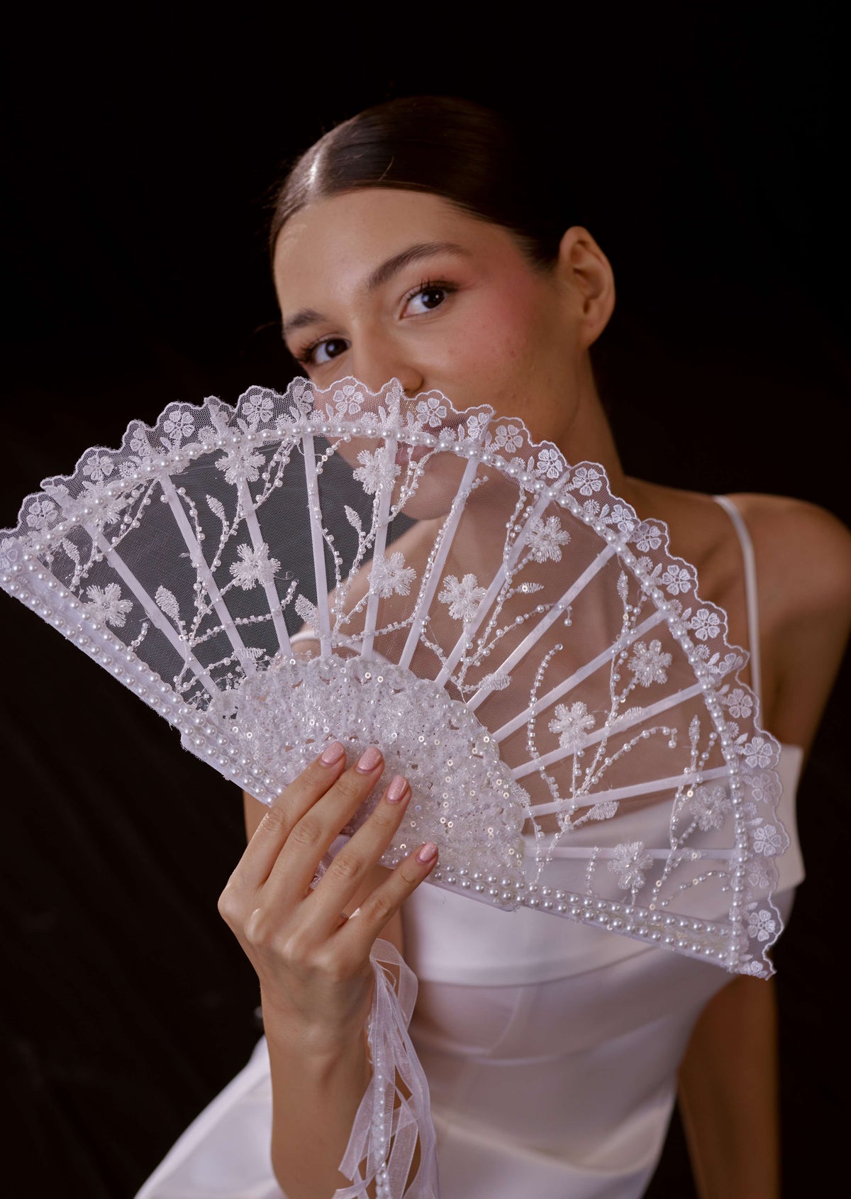 Eleganter Brautfächer mit Perlen und Pailletten