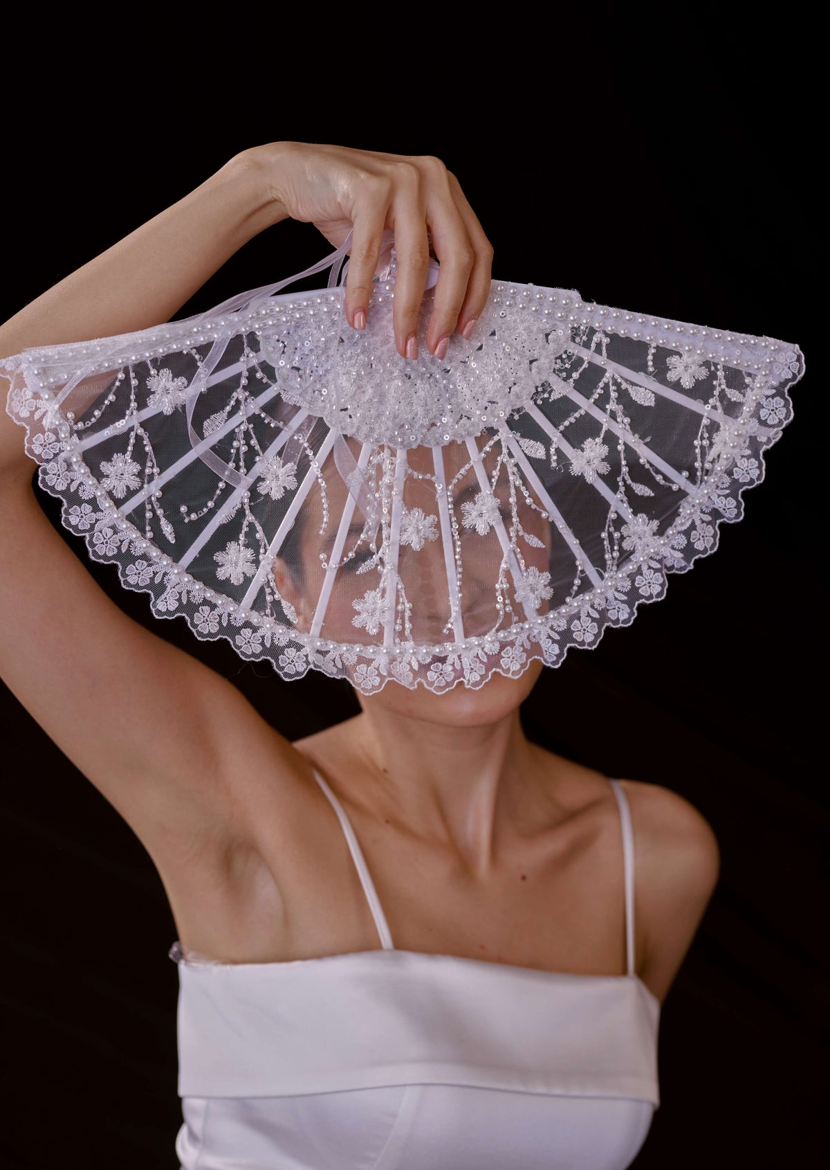 Eleganter Brautfächer mit Perlen und Pailletten