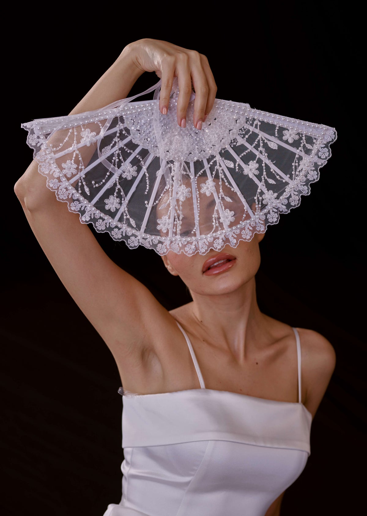 Eleganter Brautfächer mit Perlen und Pailletten