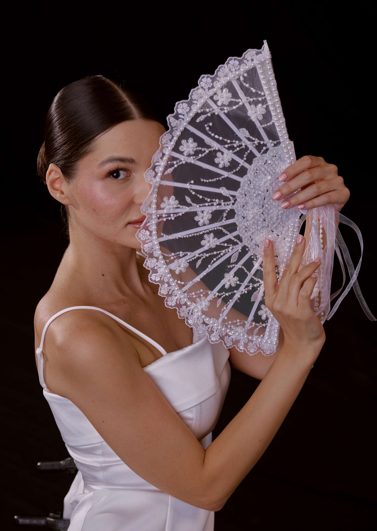 Eleganter Brautfächer mit Perlen und Pailletten