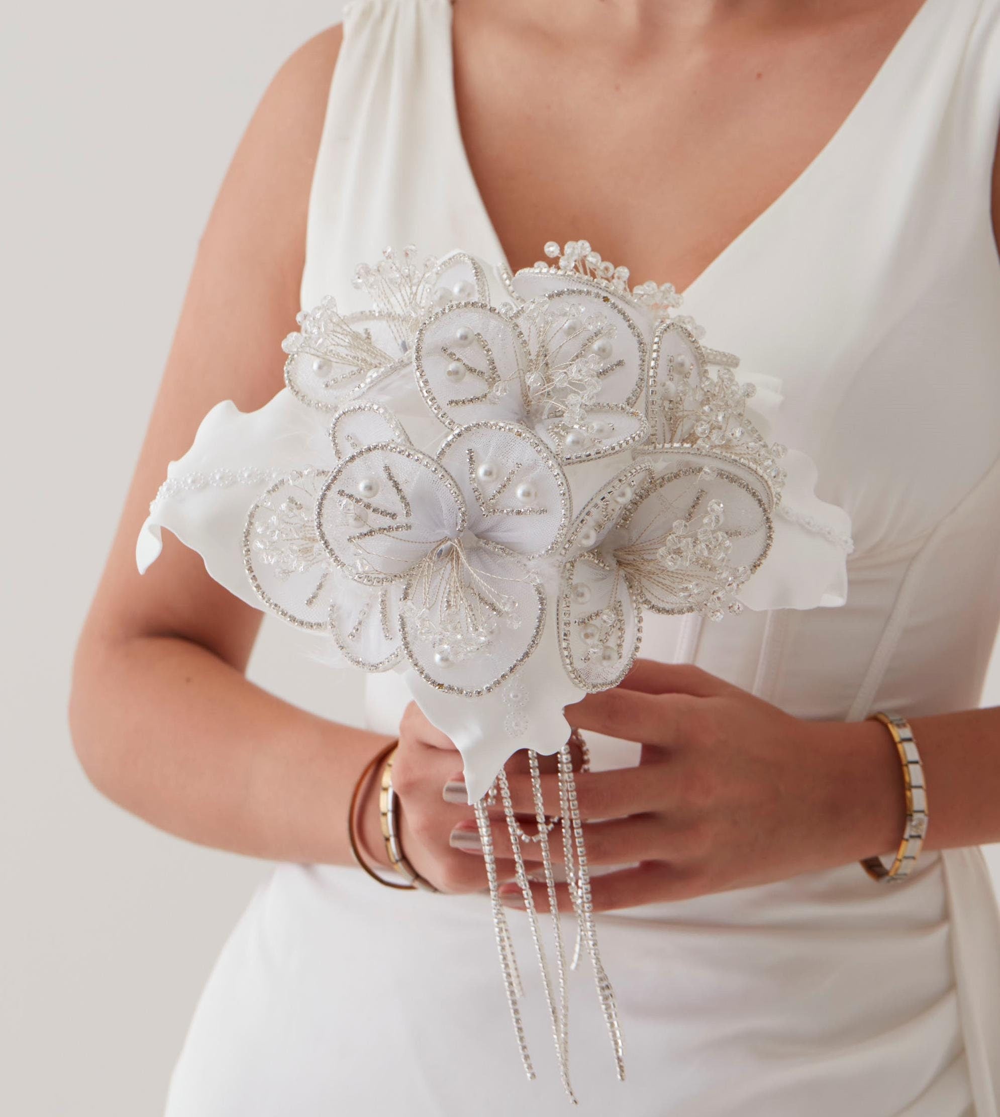 White Flower Bouquet – Ideal for Bridal, Quinceanera, or Proposal