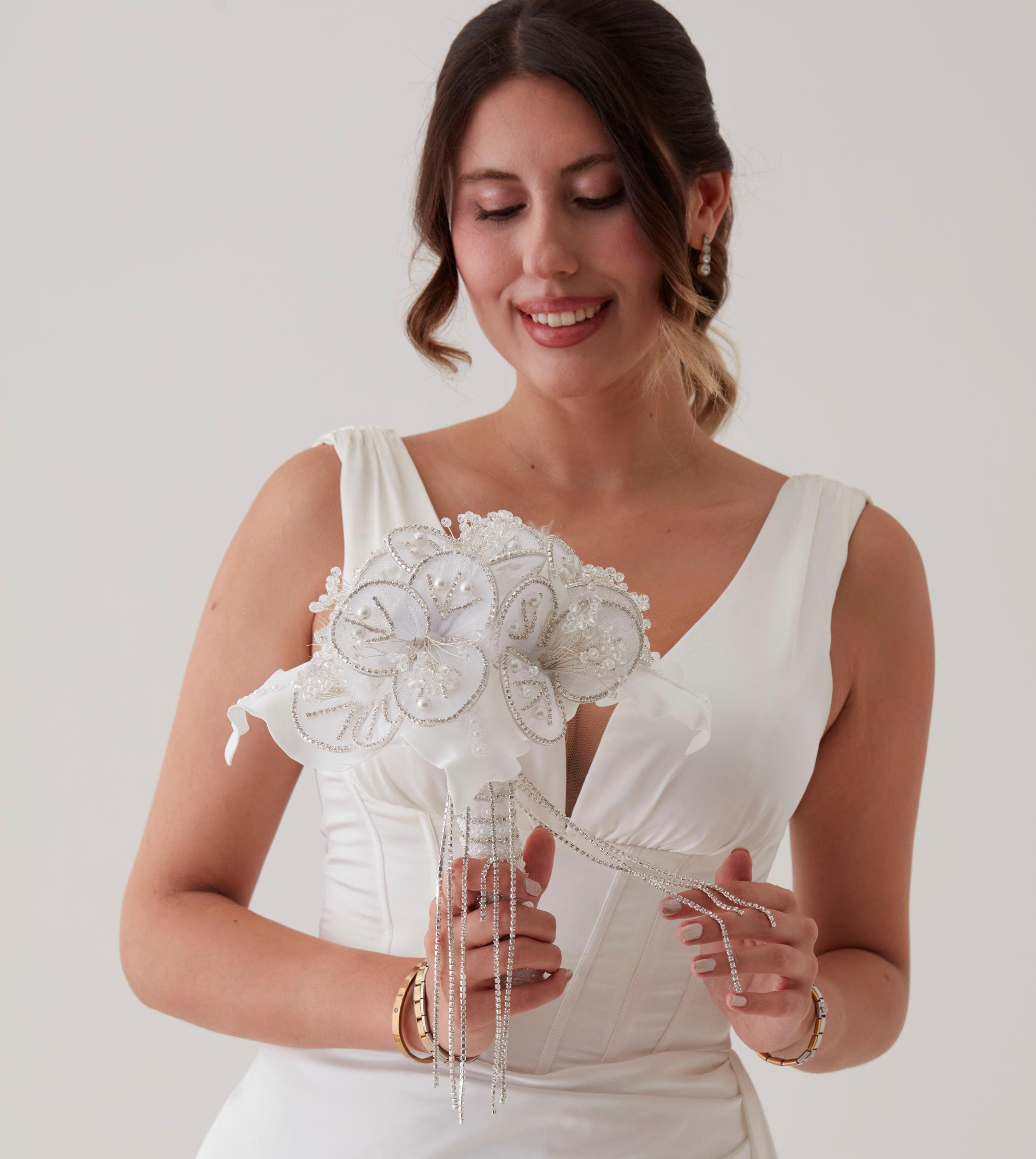 Glamorous Pearl and Crystal Embellished Flower Bouquet – Ideal for Bridal, Quinceañera, or Proposal