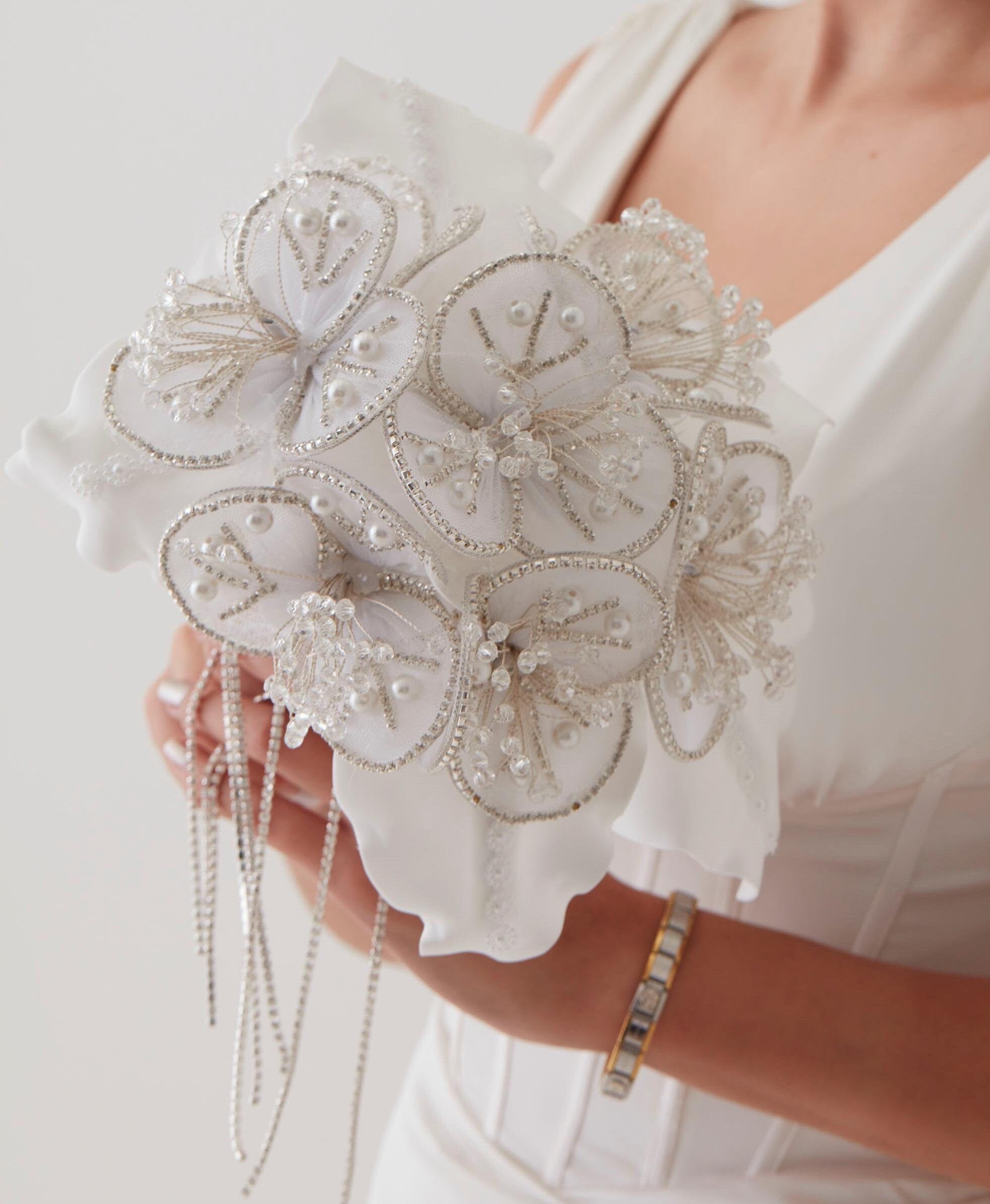 Glamorous Pearl and Crystal Embellished Flower Bouquet – Ideal for Bridal, Quinceañera, or Proposal