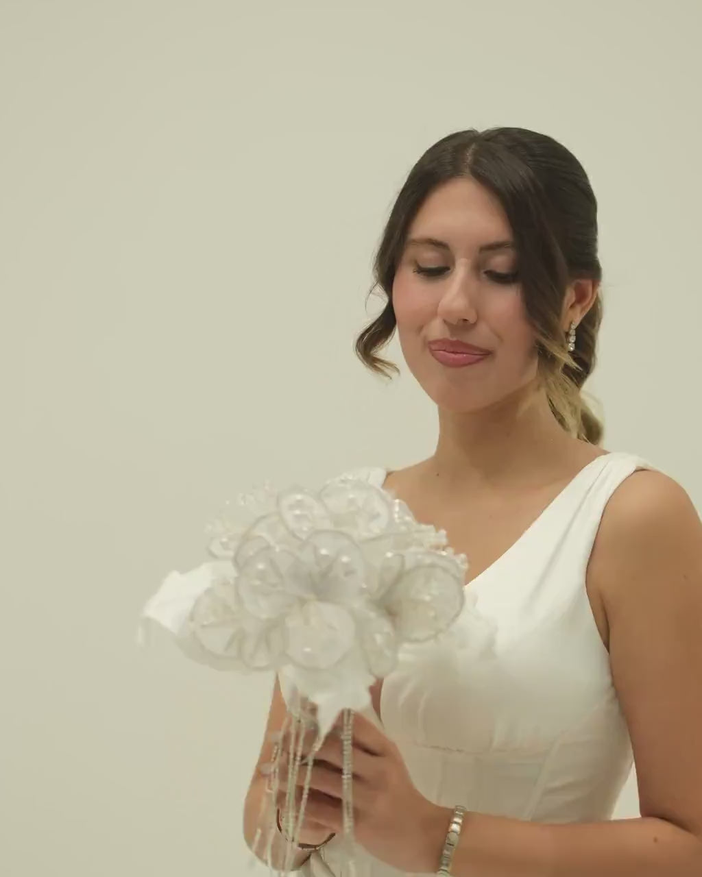 White Flower Bouquet – Ideal for Bridal, Quinceanera, or Proposal